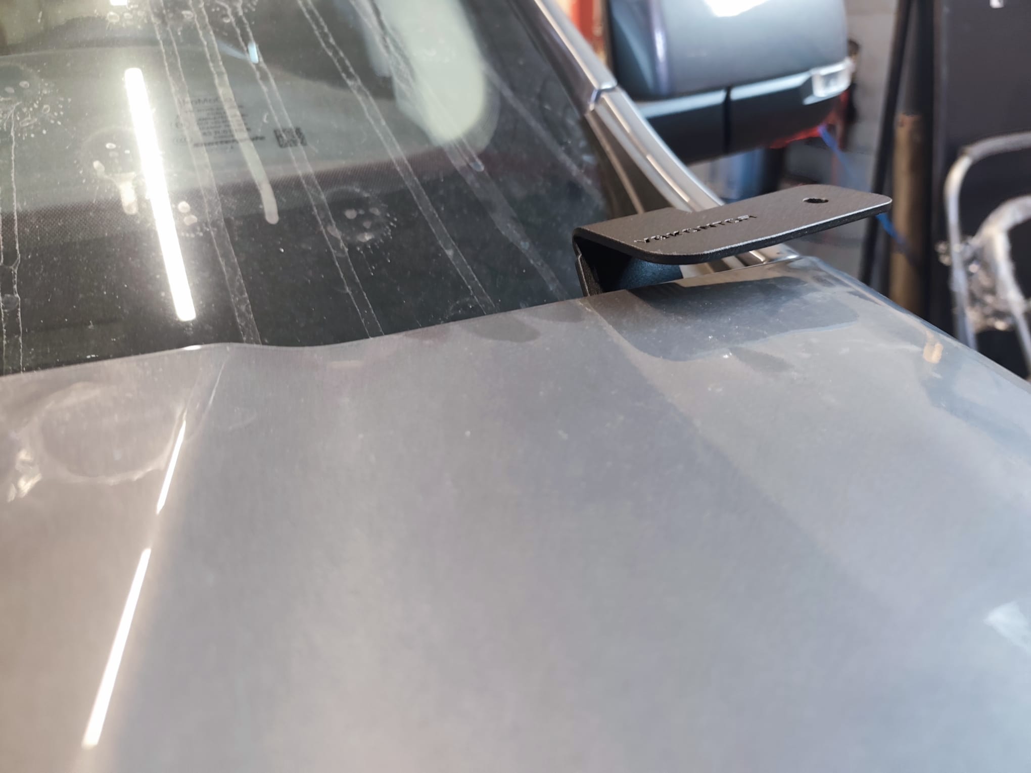 VW Amarok Gen2  LED Motorhaubenhalter Set