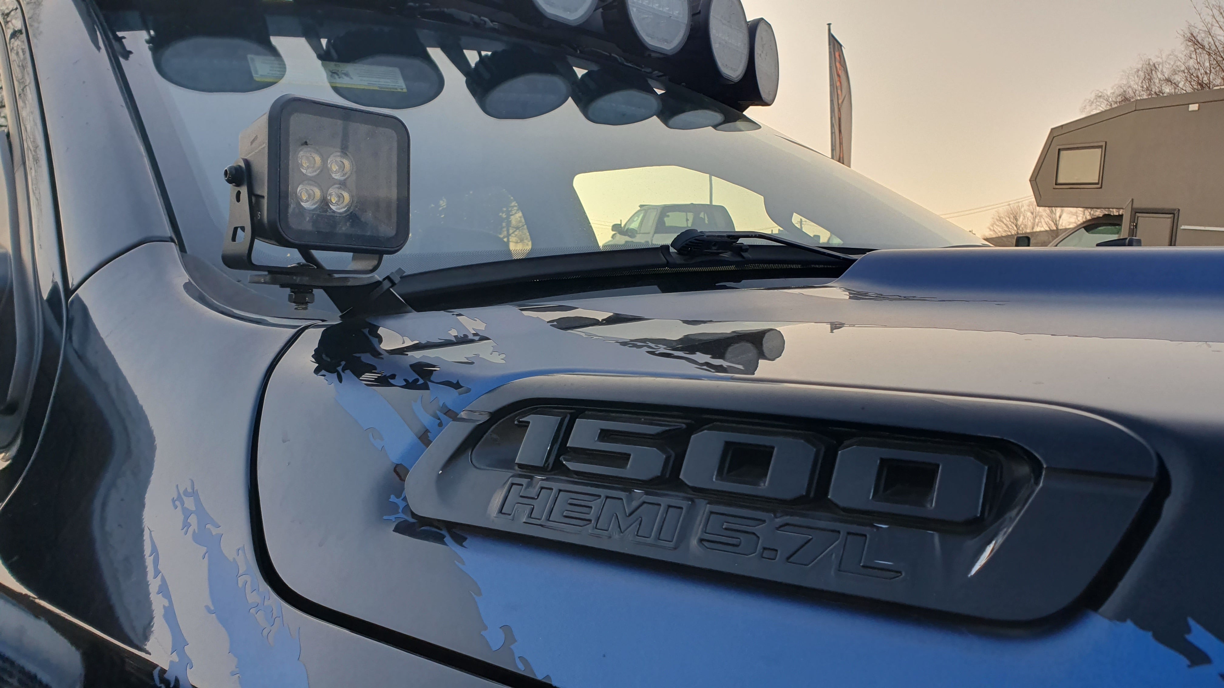 RAM Gen5   Arbeitsscheinwerfer plus Motorhaubenhalter Kit DARK KNIGHT