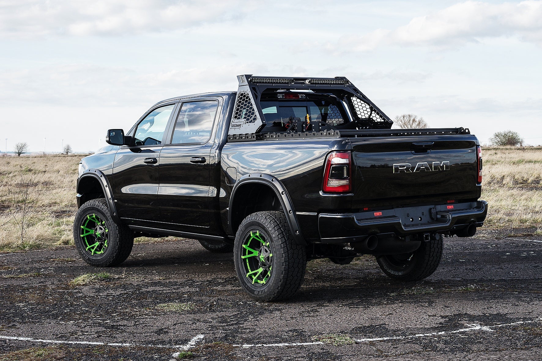 Modularackz Überrollbügel mit Rail und Beleuchtungsset